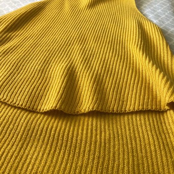 Sleevless yellow mock neck sweater - Picture 3 of 4
